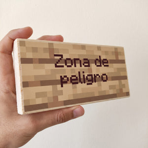Cartel de puerta personalizado sostenido en la mano