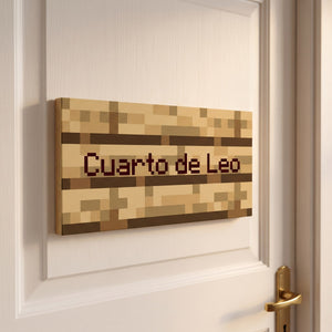 Cartel de puerta personalizado colgado en una puerta